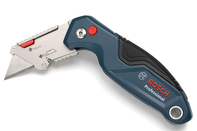 刃の開閉は赤い丸ボタンを押して行います。開いた状態でも閉じた状態でもロックがかかります。刃の近くにある赤い四角ボタンを押しながら刃の交換を行います。わりとスムーズに交換できます。