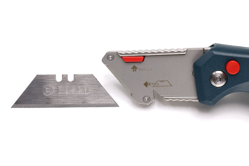 刃の開閉は赤い丸ボタンを押して行います。開いた状態でも閉じた状態でもロックがかかります。刃の近くにある赤い四角ボタンを押しながら刃の交換を行います。わりとスムーズに交換できます。