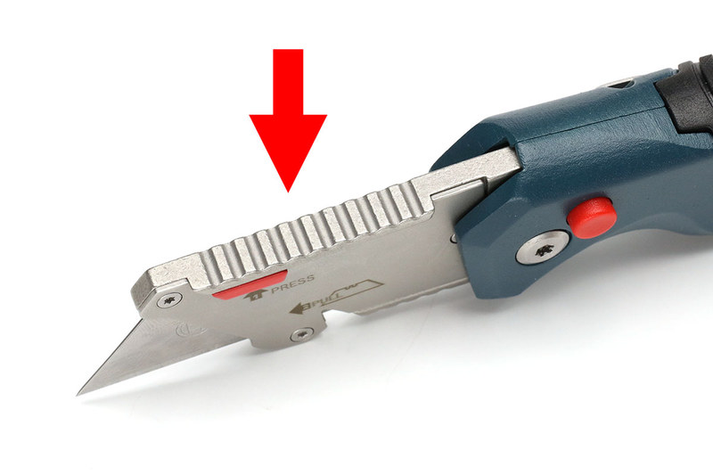 刃の上の部分はハンマーで叩いてOK。「叩いて切る」という使い方もできるわけです。刃の手前には紐などをカットするための凹みがあります。