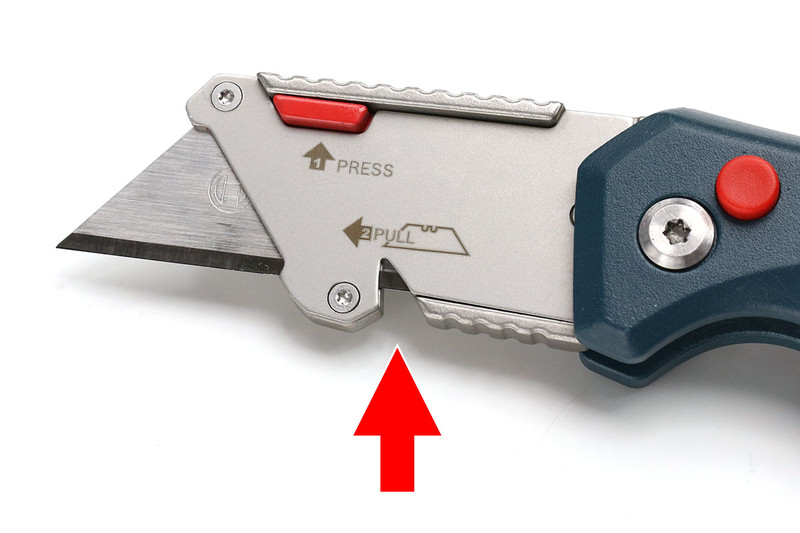 刃の上の部分はハンマーで叩いてOK。「叩いて切る」という使い方もできるわけです。刃の手前には紐などをカットするための凹みがあります。