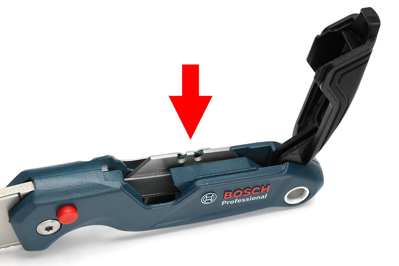 グリップ部上側の黒い樹脂カバー部を開くと予備替刃収納スペースが。3枚までの予備替刃を保管しておけます。写真右はBOSCHブランドの替刃。この替刃も、前出の各種ツールの替刃と互換性があります。