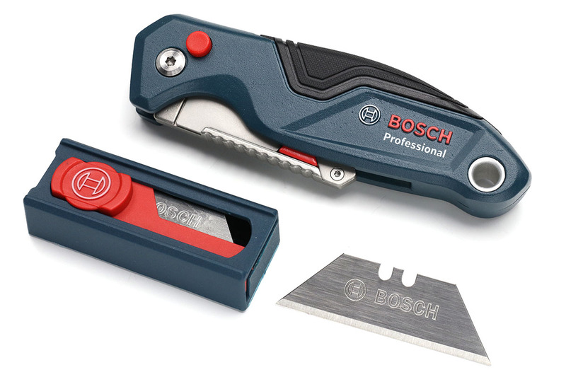 グリップ部上側の黒い樹脂カバー部を開くと予備替刃収納スペースが。3枚までの予備替刃を保管しておけます。写真右はBOSCHブランドの替刃。この替刃も、前出の各種ツールの替刃と互換性があります。