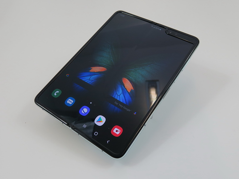 サムスン電子「Galaxy Fold」、サイズ：62.8mm×160.9mm×15.7mm～17.1mm（折りたたんだ状態）、117.9mm×160.9mm×6.9mm～7.6m（開いた状態）、276g