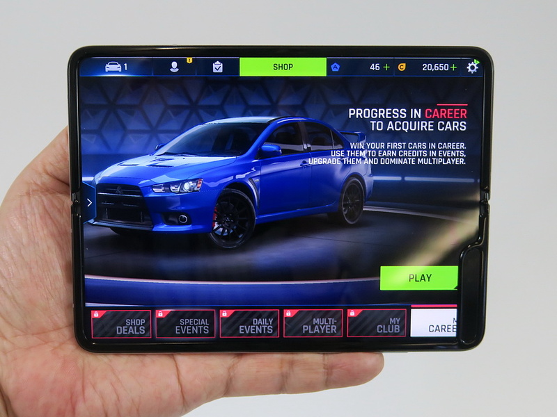 ゲームアプリも大画面で表示すると、迫力ある映像を楽しむことができる