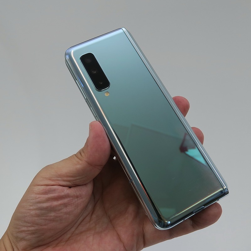 本体の右筐体にはトリプルカメラを搭載