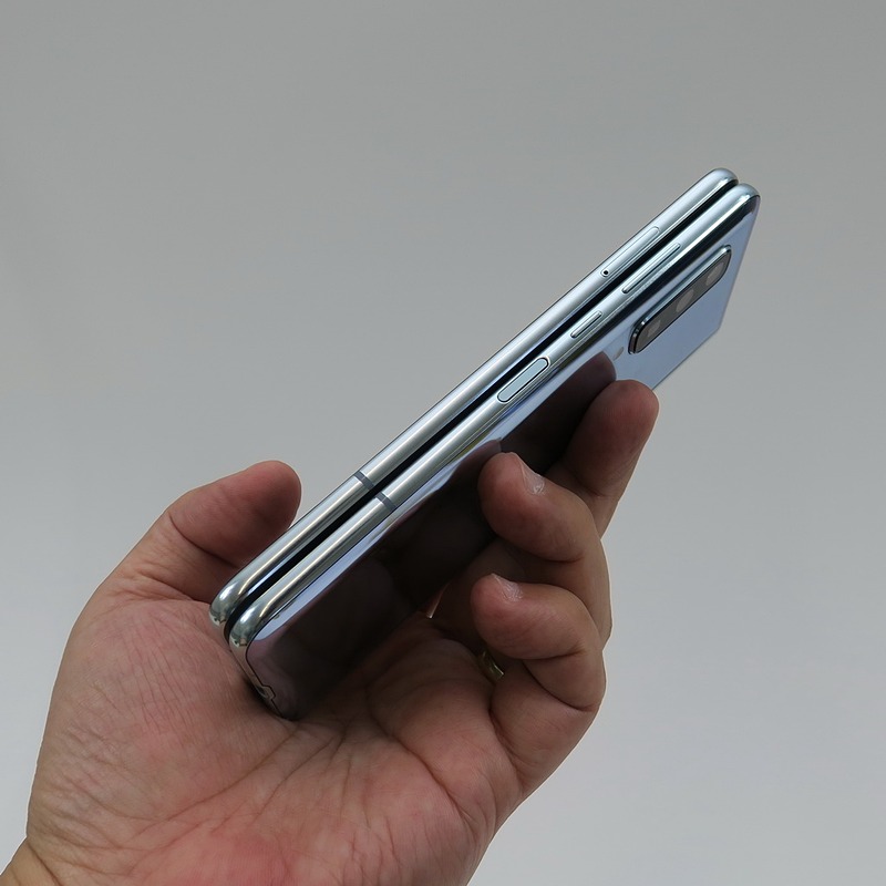 側面には指紋認証センサーを搭載。その上部に音量キーなどを備える