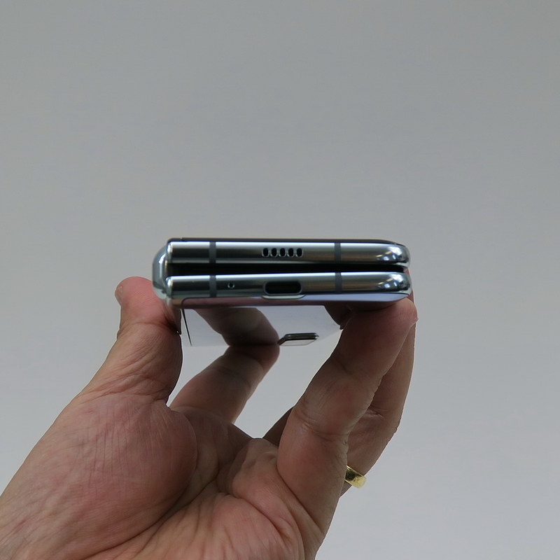 本体下部にはUSB Type-C外部接続端子を備える