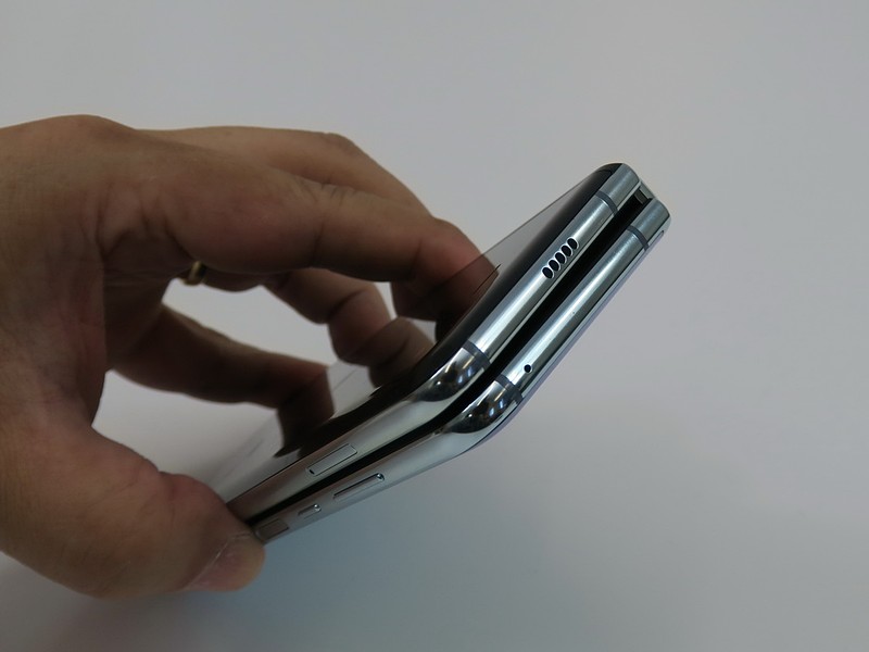 実際に手に持ってみると、2台分の厚みが気になる