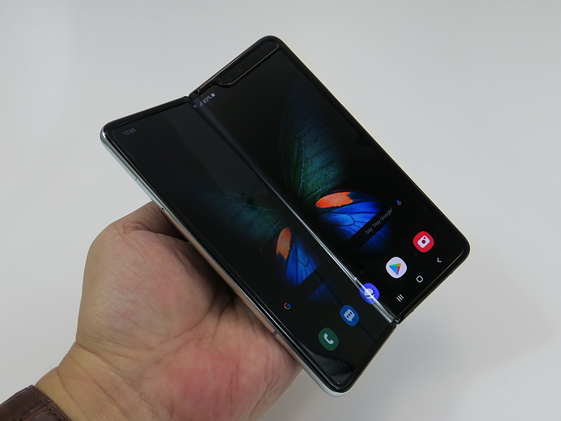 本体の中央部分から折れ曲がる構造