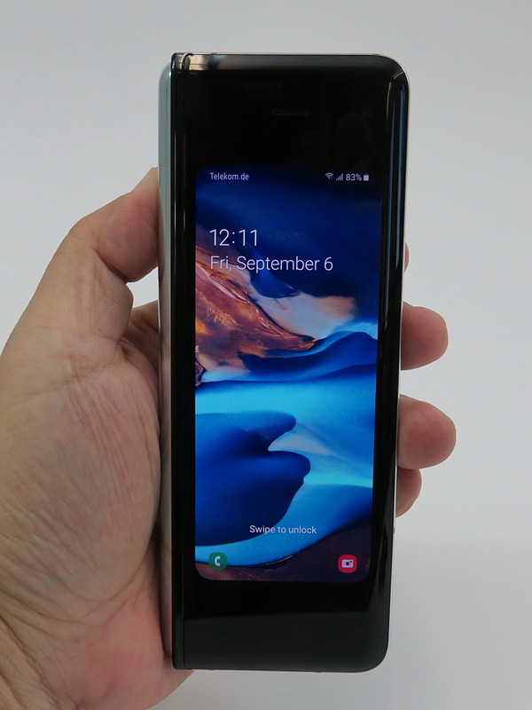 起動したり、電源をONに切り替えた状態では、Cover Displayにロック画面が表示される