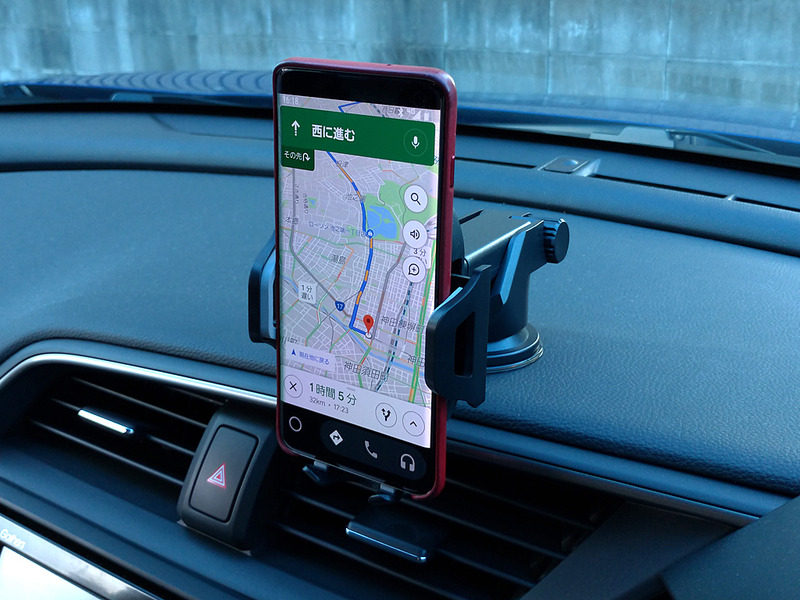 Galaxy S10でAndroid Autoを利用しているところ。これまで使っていた車載用スタンドは、吸盤の吸着力が大分弱まってしまったので買い替えました