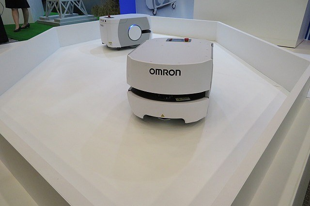 オムロンの工場内などで使用する自律型ロボット