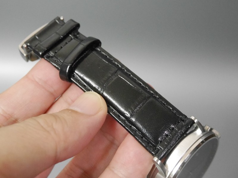 付属のバンドも牛革製で、見た目はアナログの腕時計そのものだ