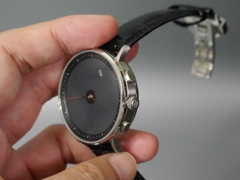 竜頭などアナログの腕時計に欠かせない要素も搭載する