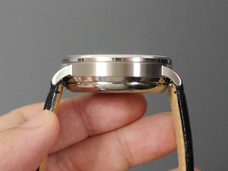 ただしそのぶん本体の厚みはあり、E Ink製品としては重量もかなりある