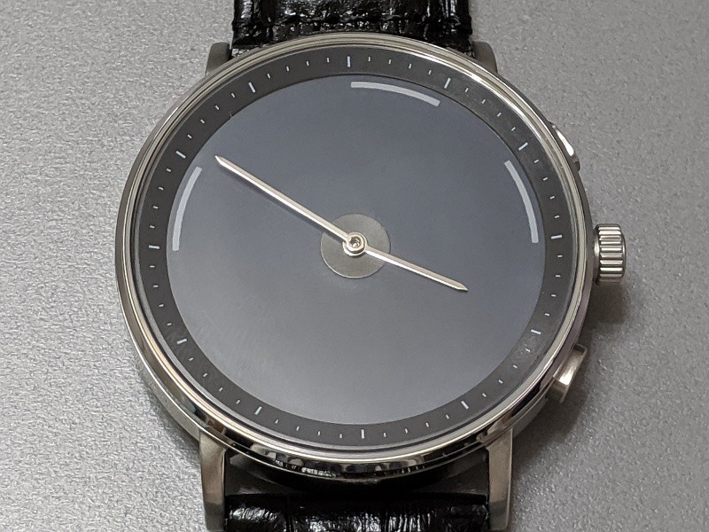 ビジネスモードでの表示。文字盤外周のサークルバーの表示から、9～10時、12～13時、14～15時にそれぞれ予定が入っていることが分かる