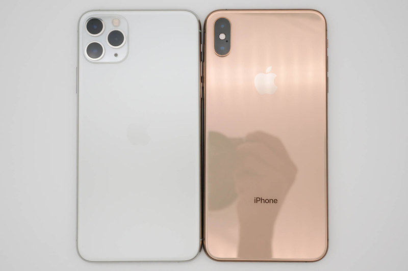 iPhone 11 Pro Max（左）とiPhone XS Max（右）。正面から見るとあまりサイズは変わっていない
