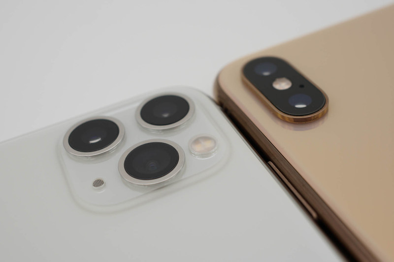 iPhone XS Max（右）とはカメラ周辺のデザインが異なり、出っ張りを感じさせなくなっている