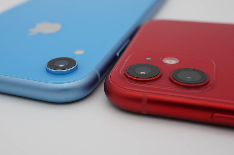 カメラ周りのデザインがiPhone XR（左）とiPhone 11（右）では大きく異なる。レンズの出っ張りを感じさせなくなっている