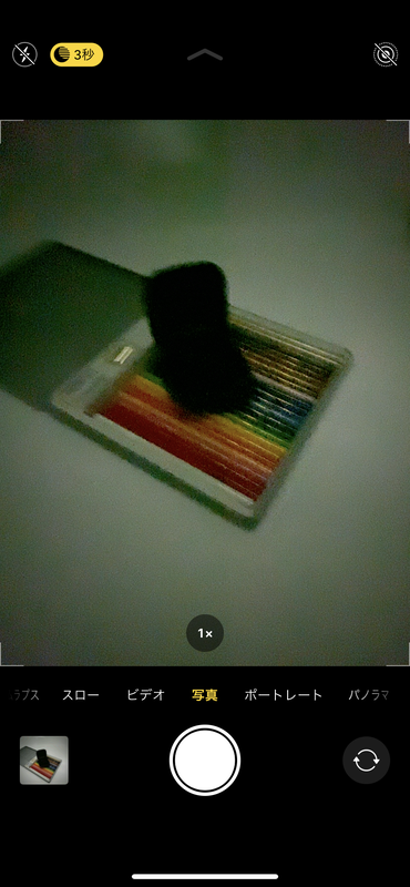 ナイトモードに切り替わると左上にアイコンが表示される。撮影時の画面は増感してるもののノイズだらけだ