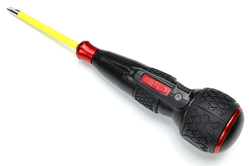 ベッセルの「電ドラボール」。形状的にはボールグリップドライバーで、先端は標準的なビット（対辺6.35mm/片頭・両頭ビット）と交換して使えます。赤いスライドスイッチにより、ビットが自動回転（正転/逆転）し、自動回転しない状態では普通のドライバーと同様に力を込めての手動ネジ回しを行えます。