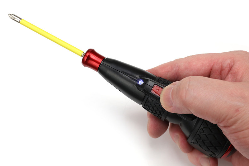 親指付近の赤いスライドスイッチを操作すると、ビット部分が正転/逆転します。一般的な右ネジに使う場合、スイッチを前方に押せば右回転してネジ締め、スイッチを手前に引けば左回転してネジ緩めとなります。