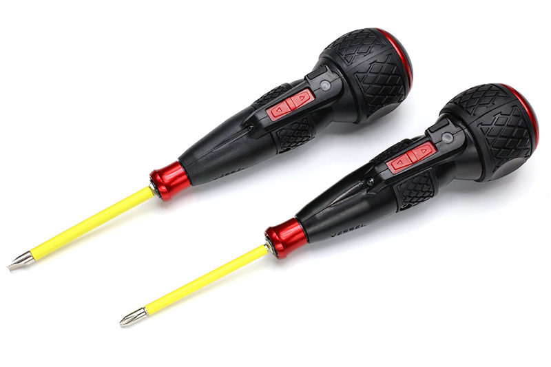 2本体制だゼ～!!　1本の電池が切れてももう1本が使えるし！　1本壊れても予備があれば「え～クルクルクルクルって手でやるのぉ～？」というフラストレーションがわかないしネ！　それと、一般的なビットならたいてい使えるのも実用的。