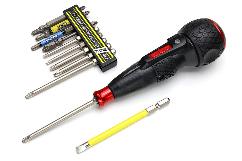 2本体制だゼ～!!　1本の電池が切れてももう1本が使えるし！　1本壊れても予備があれば「え～クルクルクルクルって手でやるのぉ～？」というフラストレーションがわかないしネ！　それと、一般的なビットならたいてい使えるのも実用的。