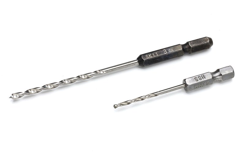 ドリルの類もちょっと電動化。本気の穴あけとかは、さすがに普通の電動ドリル類が効率的ですけど、下穴をちょっと開けるとかプラスチック板の軽い加工などなら、電ドラボールで十分やれちゃいます～。