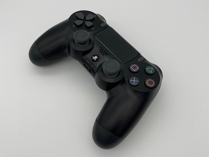 DUALSHOCK 4。PSボタンとSHAREボタンの同時長押しでペアリングモード。ただし従来のMFiコントローラーもなのだが、どうにも初期接続が不安定でもある