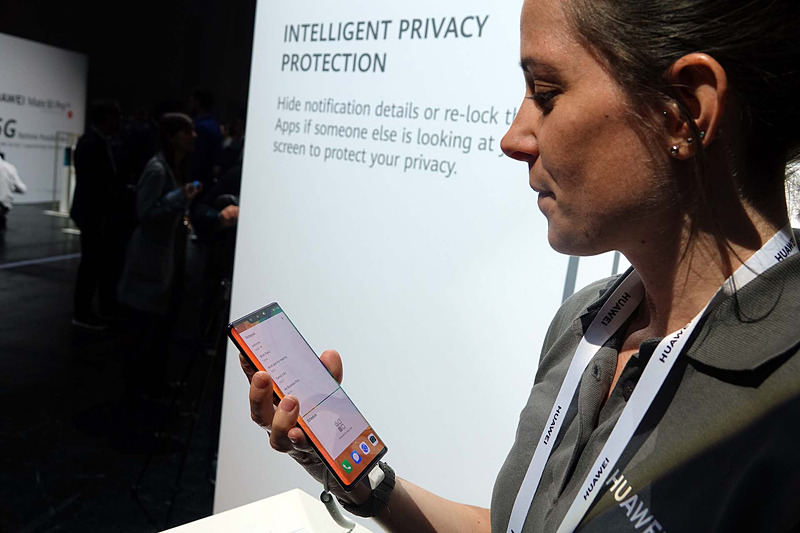 顔認識でロックを解除