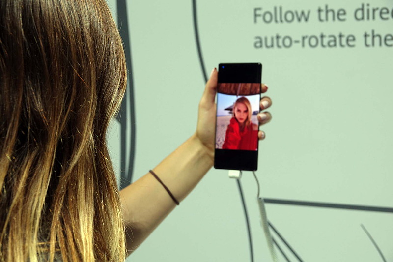 顔を認識して表示の向きを自動的に回転する