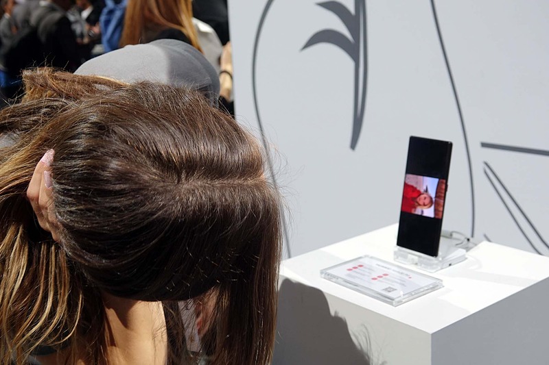 顔を認識して表示の向きを自動的に回転する