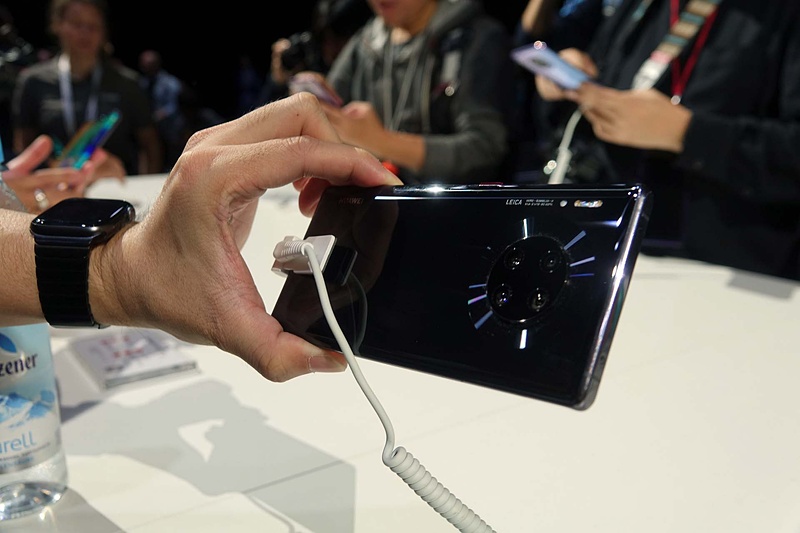 Google PlayやGoogle Play開発者サービスのアイコンが見えるが、これはデモ機に報道陣の誰かがインストールを試みたもののようで、タップしても起動しなかった