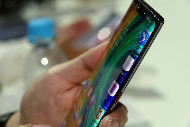 Google PlayやGoogle Play開発者サービスのアイコンが見えるが、これはデモ機に報道陣の誰かがインストールを試みたもののようで、タップしても起動しなかった