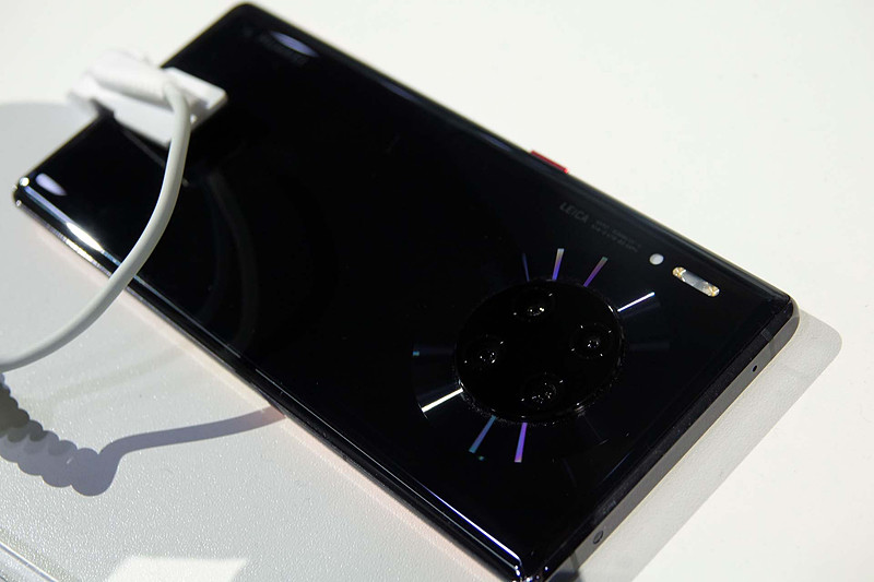 Google PlayやGoogle Play開発者サービスのアイコンが見えるが、これはデモ機に報道陣の誰かがインストールを試みたもののようで、タップしても起動しなかった