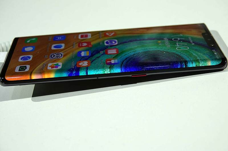 Google PlayやGoogle Play開発者サービスのアイコンが見えるが、これはデモ機に報道陣の誰かがインストールを試みたもののようで、タップしても起動しなかった