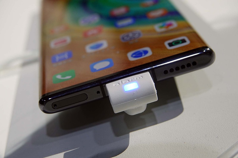 Google PlayやGoogle Play開発者サービスのアイコンが見えるが、これはデモ機に報道陣の誰かがインストールを試みたもののようで、タップしても起動しなかった