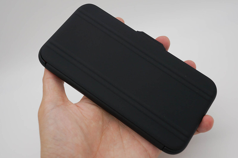 マットブラック。つや消しマット仕上げで、シリコンゴムのような独特の手触りで滑りにくい