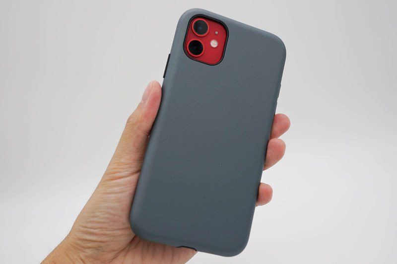 カメラの開口部が大きいので、本体がレッドとかだとやや目立つかも