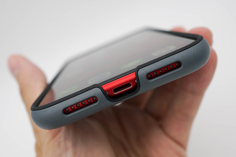 Lightning端子は半分開放されている感じのデザイン