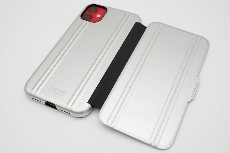 シルバー。裏表ともにゼロハリのリブラインがついてて、閉じるとアタッシュケースのミニチュアみたくなる