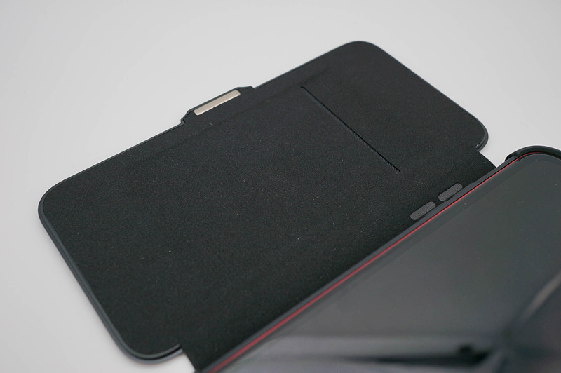 フリップ裏側にはカード入れが1スロットがある。フリップはマグネットでわりとしっかり閉じられる