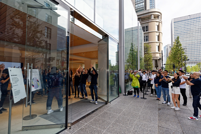 カウントダウンする店舗スタッフ