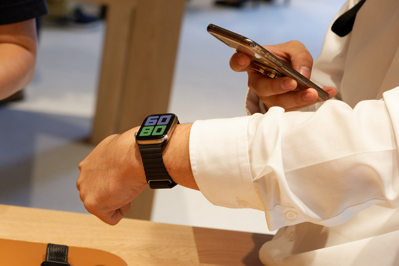 Apple Watchも試着して具合をチェック