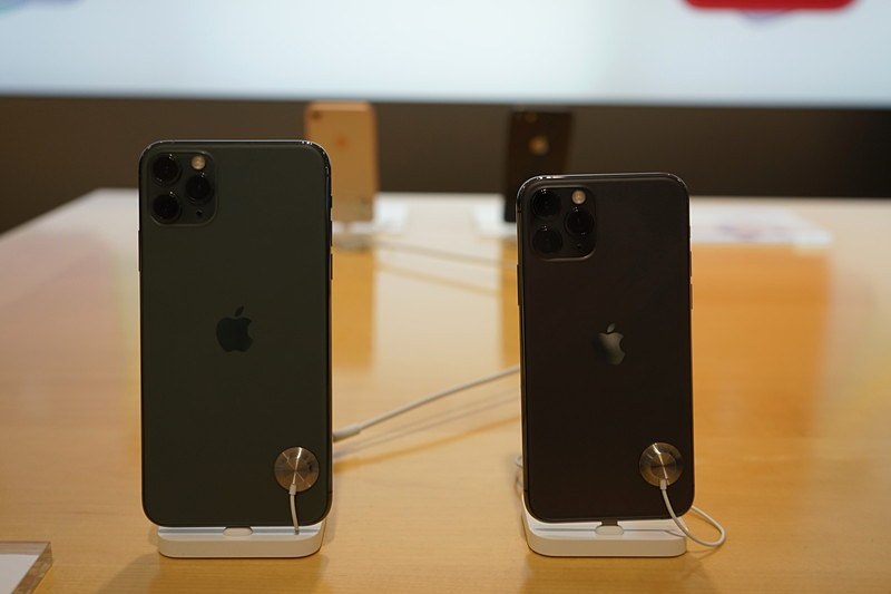 左からiPhone 11 Pro Max、iPhone 11 Pro