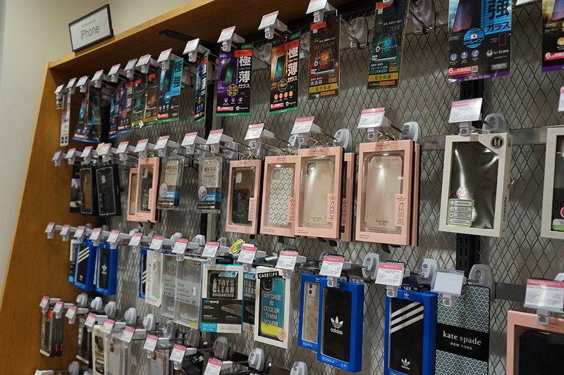 ソフトバンク銀座の2階では新iPhoneに対応するアクセサリーが販売されている