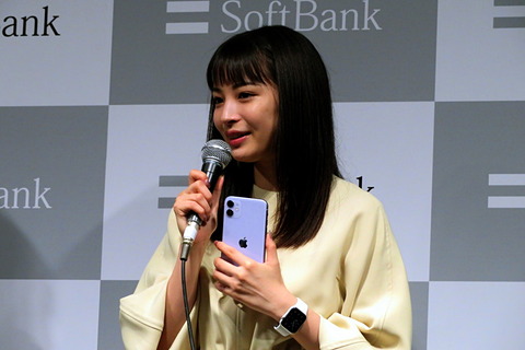 ソフトバンク銀座で新iphone発売セレモニー 広瀬すずが出演する新cmを披露 ケータイ Watch