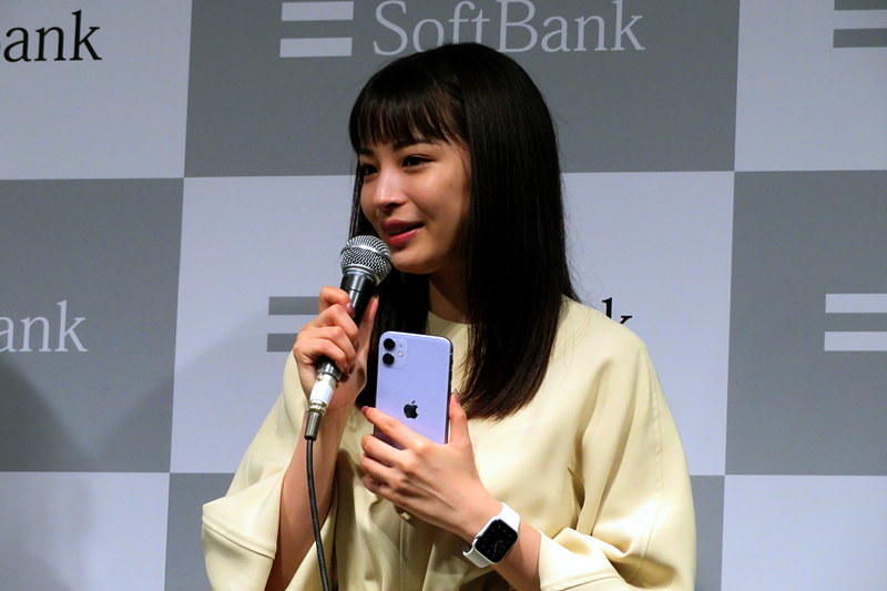 iPhone 11を手にする広瀬すず