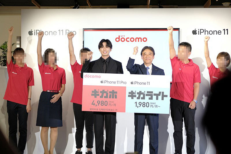 セレモニーには一般のユーザーも参加。壇上で、8時の発売開始を一緒にカウントダウンした。